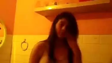 Indian exposes her XXX boobies in an amateur sex video in the bathroom