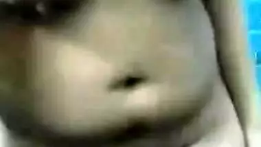 Hermosa chica mostrando su cuerpo