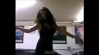 Beautiful Desi hottie in black XXX outfit seductively dances on camera