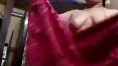 Housewife from a Desi country exposes her XXX zones in solo sex clip