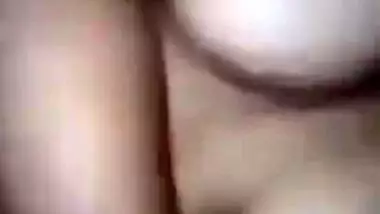Boyfriend makes MMS video of him sticking XXX dick into Desi pussy