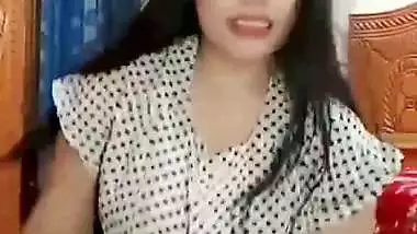 Chamet girl dancing and showing boobs on video call