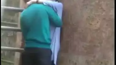 Gal caught sneakily making out with lover in outdoor Desi mms action