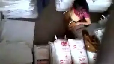 Shopkeeper fucks his customer’s pussy in the desi xxx video