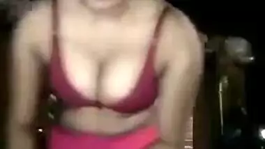 Come-hither Indian madame willingly flashes her boobies for porn shooting