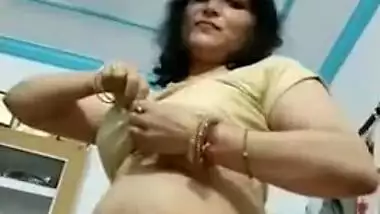 Desi MILF distracted from daily duties by XXX friend asking for XXX show