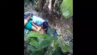 Newly wed pair have a fun outdoor sex on their honeymoon