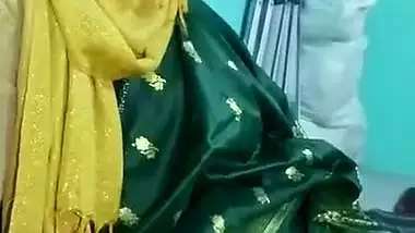 Muslim lady gives a desi blowjob to her lover