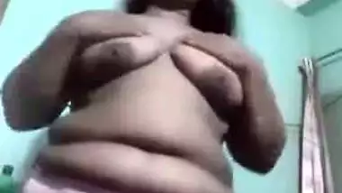 Chubby Bengali MILF shows her saggy XXX tits in front of camera