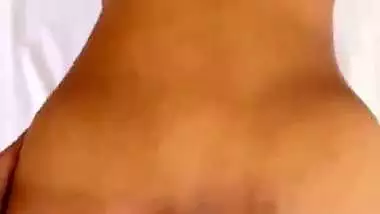 HD nude MMS of an Indian guy exploring his GF’s body