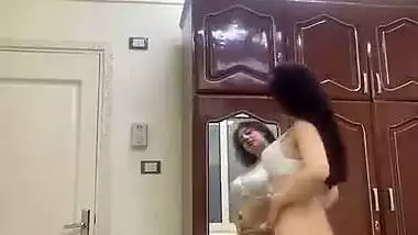 Desi nude babe twerks her butt and boobs in her MMS