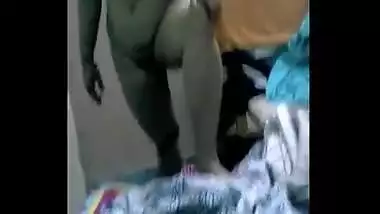 Indian MILF is old but she is still in the loop to act in sex video