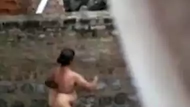 Desi aunty nude captured on while bath on outdoor, for your pleasure