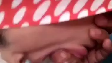 A Karachi lady sucks a dick in the office in Pakistani sex