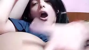 Hot Mumbai girl masturbates like a slut in a porn video