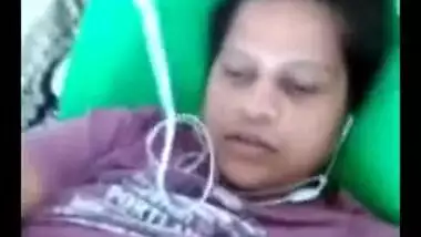 Desi mom is proud of saggy breasts and exposes them to the wanker