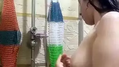 MILF shower nude bath viral video sharing with lover