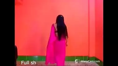 Non-professional livecam cutie does a sexy dance for her fans on a romantic song