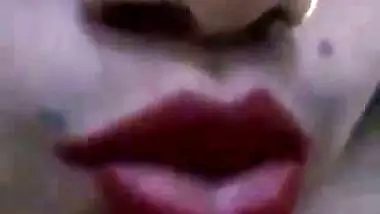 Horny Indian bhabi masturbating MMS selfie