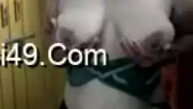 Good-looking Desi MILF shows her big natural tits in homemade XXX