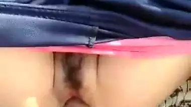 Guy bangs a hijabi girl outdoors in Pakistani porn