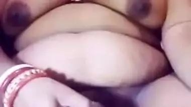 Desi whore flaunts her XXX slit and spreads sex pussy lips on camera