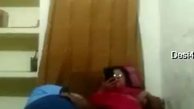 Man offers the nerdy Indian aunty to film XXX video and she agrees