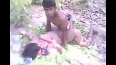Indian sex scandal of bangladesi call girl with clients in jute field