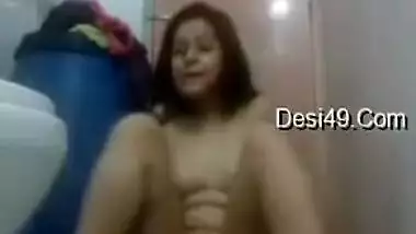 Today Exclusive- Cute Desi Girl Record Her Nude Bathroom Video