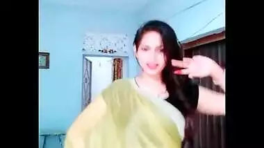 Cute newly wed mumbai housewife shivani singh navel show in transparent saree
