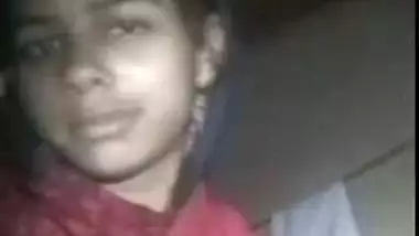 Desi girl exposes XXX body parts on camera for man making MMS video