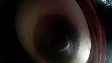 Desi slut thinks her XXX tits are too sexy not to be exposed worldwide