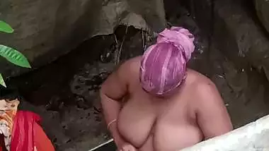 Tanker bhabhi bathing outdoor caught by neighbor